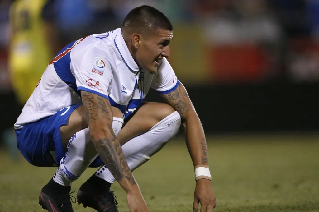 Nicolás Castillo hará un nuevo esfuerzo para poder volver a jugar con la camiseta de la UC. (Andrés Piña/Photosport).