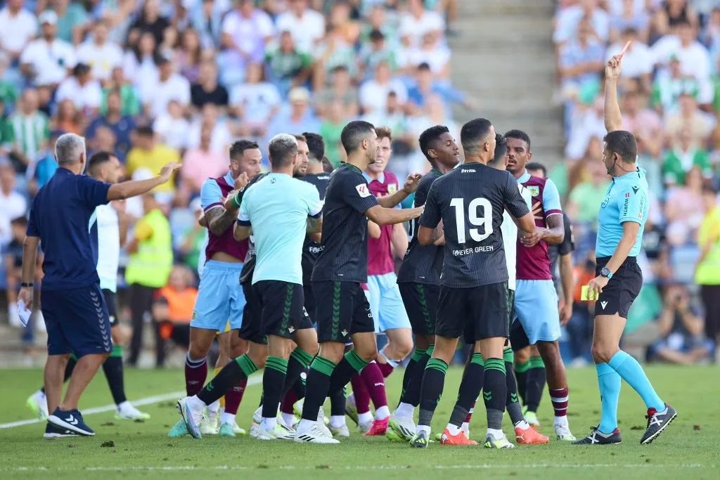 El duelo entre Betis y Burnley terminó hasta con expulsados. Foto: Getty Images