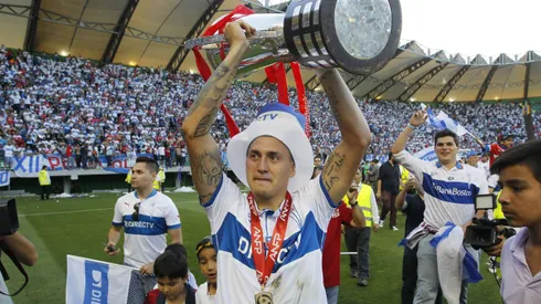 Hinchas rayan San Carlos para pedir a Nicolás Castillo a la UC