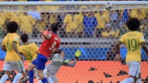 Mauricio Pinilla se enoja con el palo en comercial de Santiago 2023