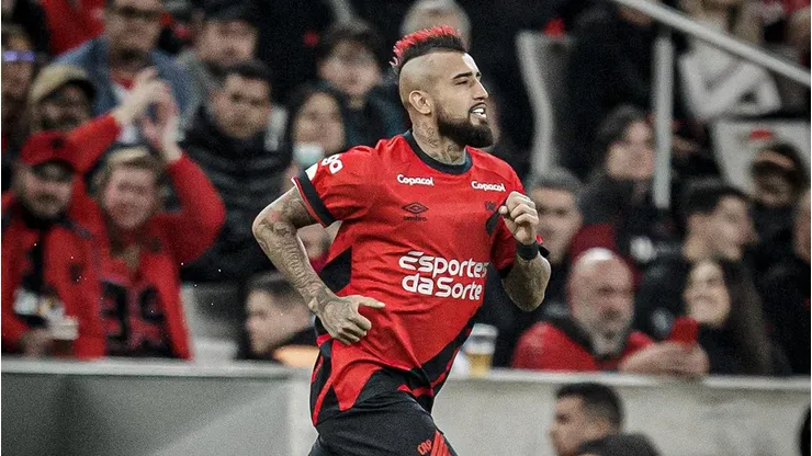 Arturo Vidal suma dos partidos en Athletico Paranaense.