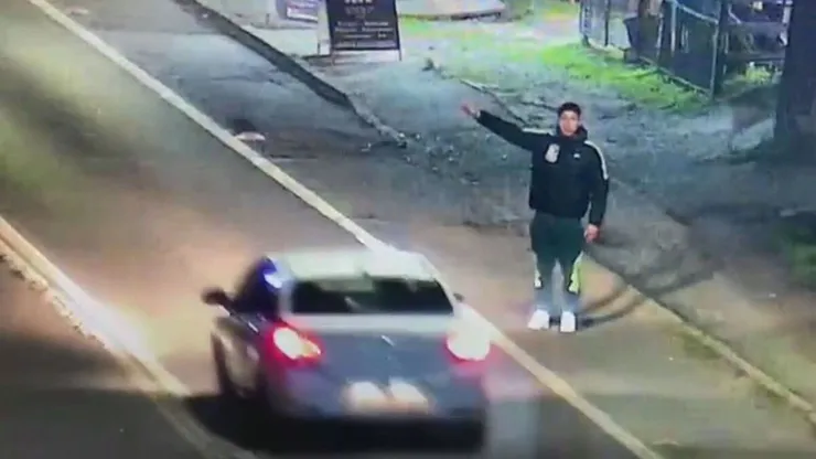 Cortés intentó detener varios vehículos, pero ninguno se detuvo para ayudarlo. No fue hasta que apareció un auto de Carabineros que pudo moverse del lugar.