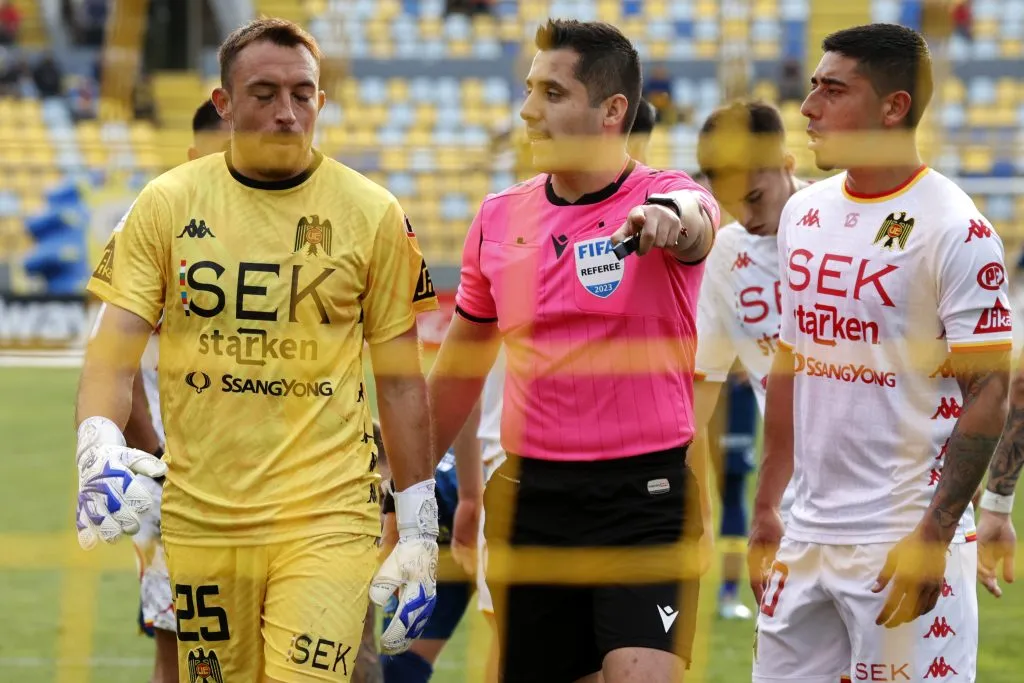 Cristián Garay cometió un vergonzoso error que le costó una derrota a Unión Española. | Foto: Photosport