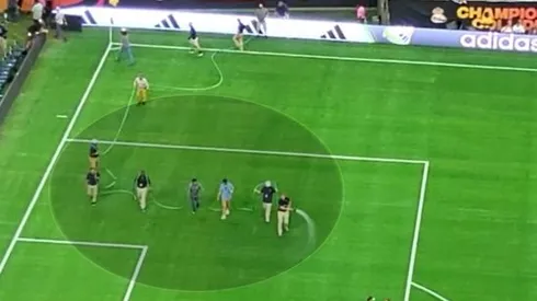 Los trabajadores del estadio regando la cancha.