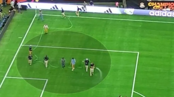 Los trabajadores del estadio regando la cancha.