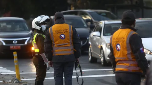 Autoridades de transporte realizan control restricción vehicular.