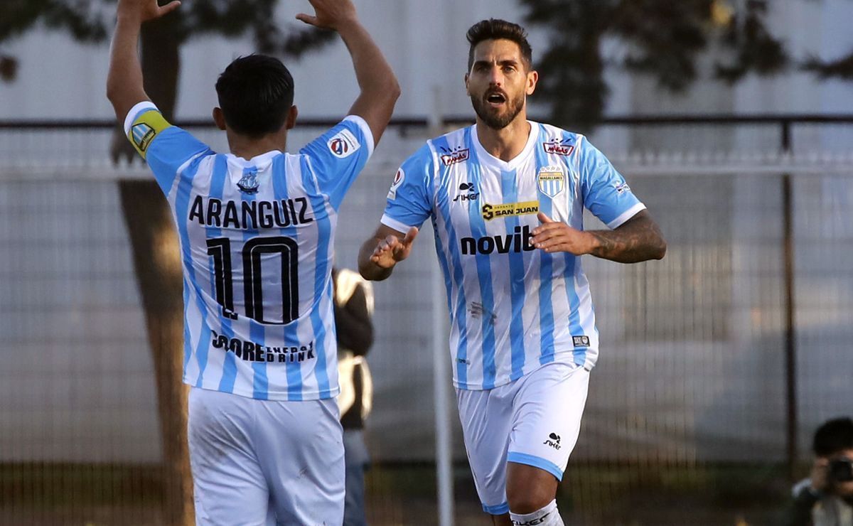 El cariñoso reencuentro de los hinchas de la U con Joaquín Larrivey