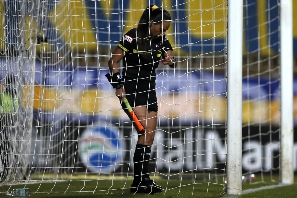 Cindy Nahuelcoy, una de las árbitras sancionadas por el Tribunal de Disciplina. (Andrés Piña/Photosport).