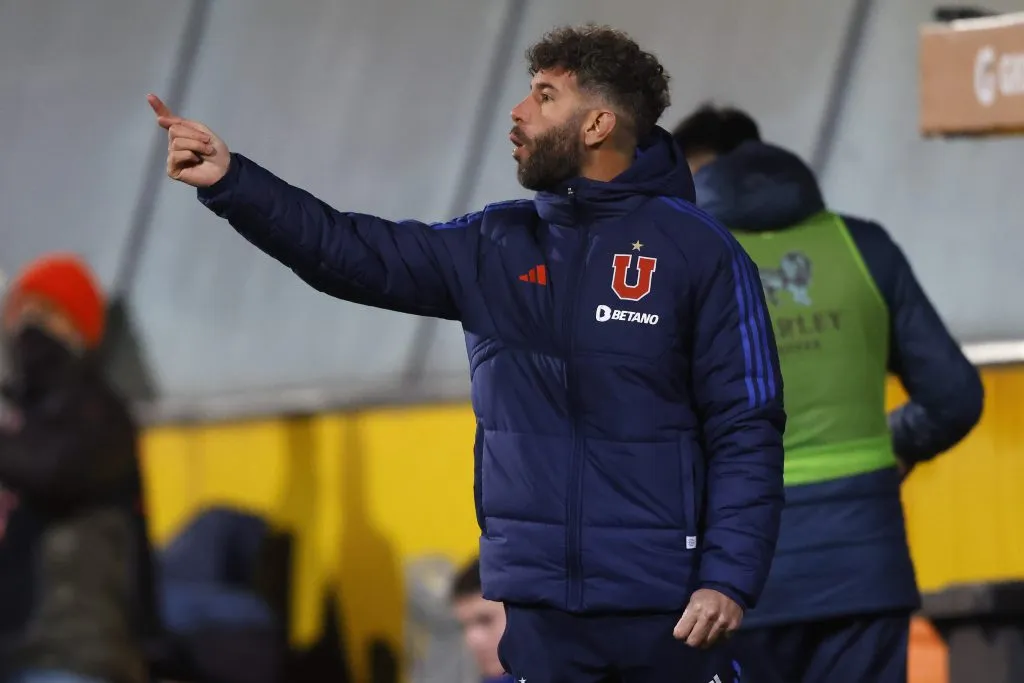 Xavier Tamarit da indicaciones en el duelo que la U cayó ante Palestino. Ese día ocupó el lugar del suspendido Mauricio Pellegrino. (Felipe Zanca/Photosport).