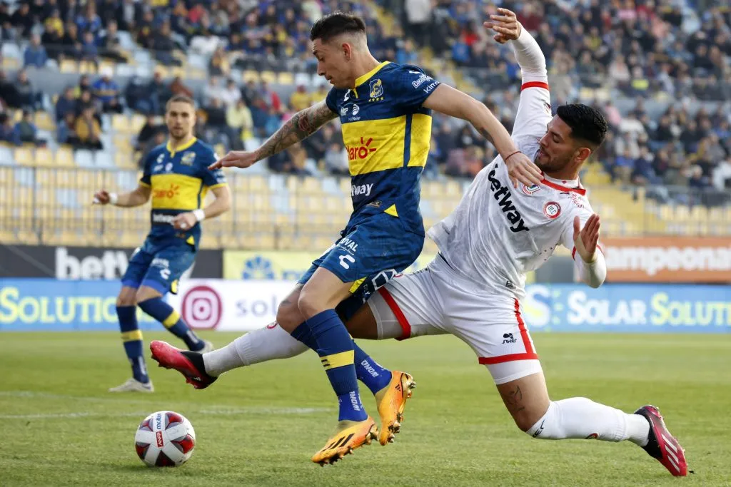 Rodrigo Echeverría en acción por Everton de Viña del Mar: registra tres goles y una asistencia en el Campeonato Nacional 2023. (Andrés Piña/Photosport).