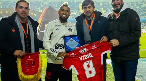 Sergio Gioino en su rol de presidente de Ñublense en la visita de Flamengo.
