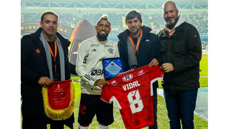 Sergio Gioino en su rol de presidente de Ñublense en la visita de Flamengo.
