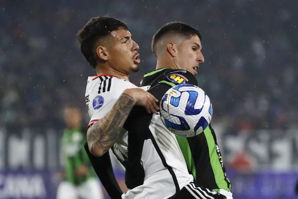 Alan Saldivia en una disputa de balón en la llave que Colo Colo perdió ante Atlético MG en la Copa Sudamericana. (Felipe Zanca/Photosport).