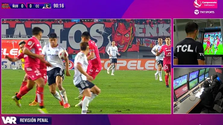 La acción de la polémica en el final entre Ñublense y Colo Colo.