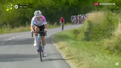 Al fondo, Mireia Benito pierde el control y se sale de la carretera