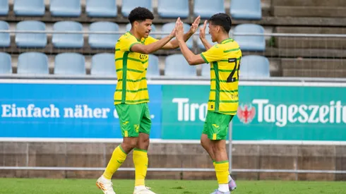 Marcelino Núñez y Gabriel Sara celebran uno de los goles del Norwich