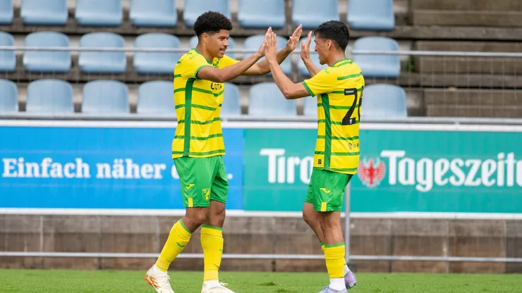 Marcelino Núñez y Gabriel Sara celebran uno de los goles del Norwich