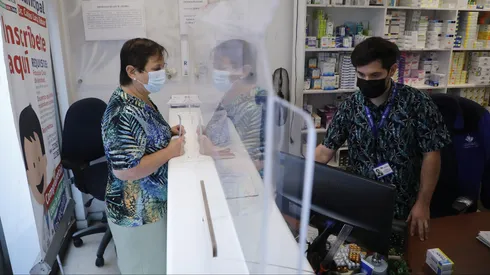 Una persona siendo atendida en una farmacia.