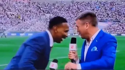 El momento en que cae en plena transmisión.