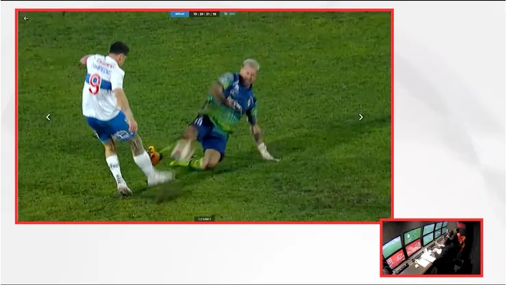Diego Sánchez cometió una fuerte falta contra Fernando Zampedri, pero se salvó de la tarjeta roja gracias al VAR.
