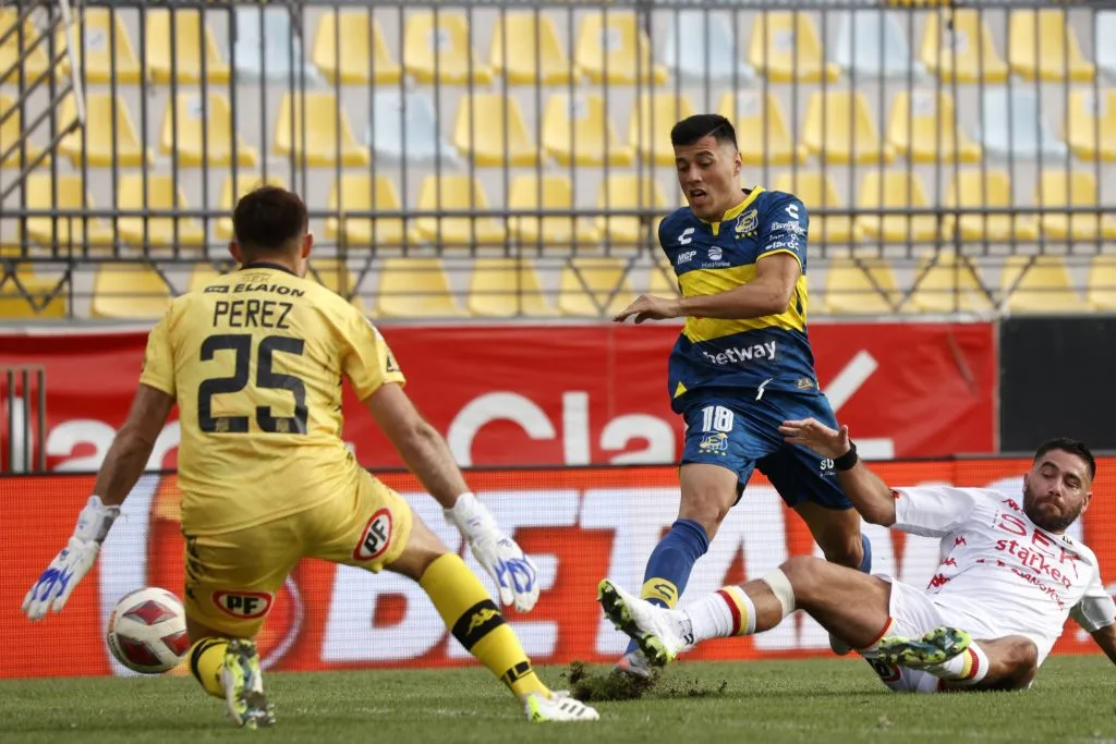 Una imagen del supuesto foul de Stefano Magnasco sobre Leonardo Sequeira. (Andrés Piña/Photosport).