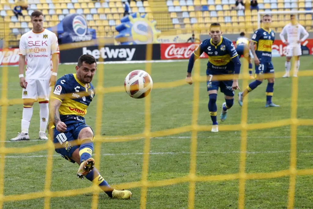 Otra imagen de Juan Cuevas y el penal de la discordia en la fecha 18 del Campeonato Nacional 2023. (Andrés Piña/Photosport).