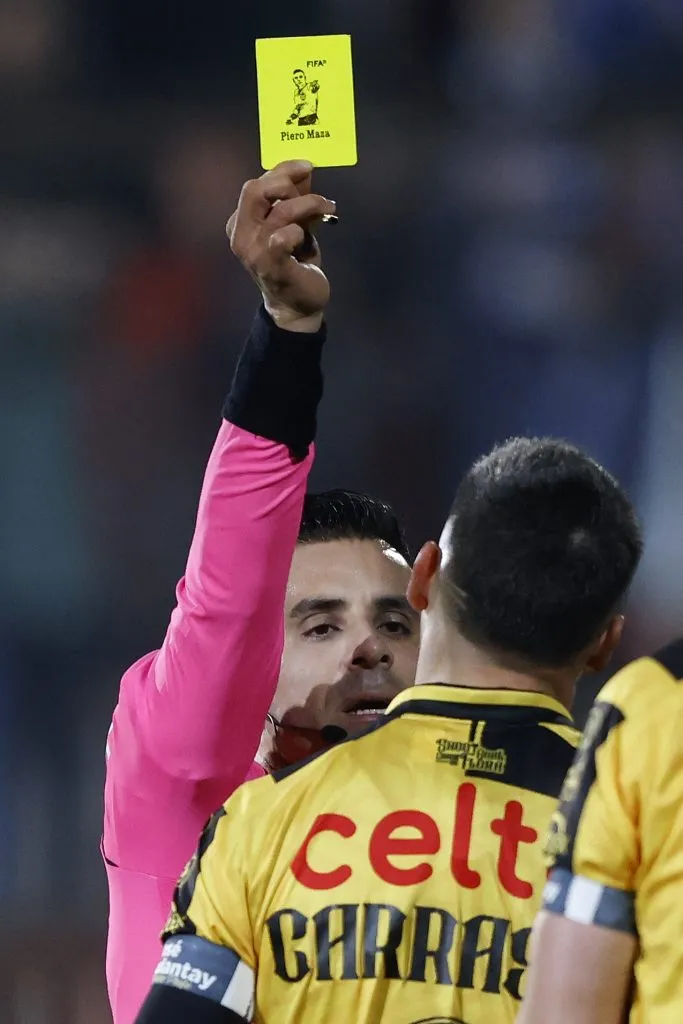 Piero Maza sorprendió a todos utilizando unas tarjetas personalizadas, donde se ve su imagen en medio de todo. Foto: Photosport.