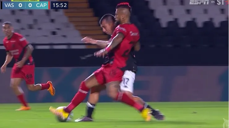 Gary Medel y Arturo Vidal se mostraron los dientes en un cruce.