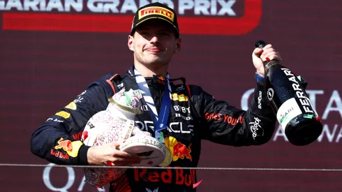 Max Verstappen posa con su trofeo quebrado.