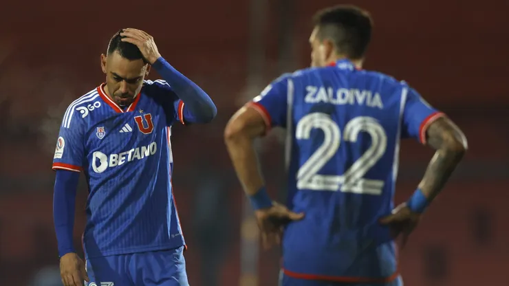 Nery Domínguez y Matías Zaldivia se lamentan tras la derrota de la U ante Palestino.