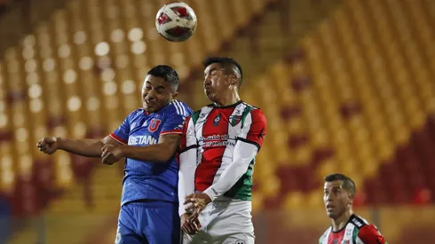 Cristián Suárez le gana un balón aéreo a Nicolás Guerra: Palestino venció a la U sobre la hora.