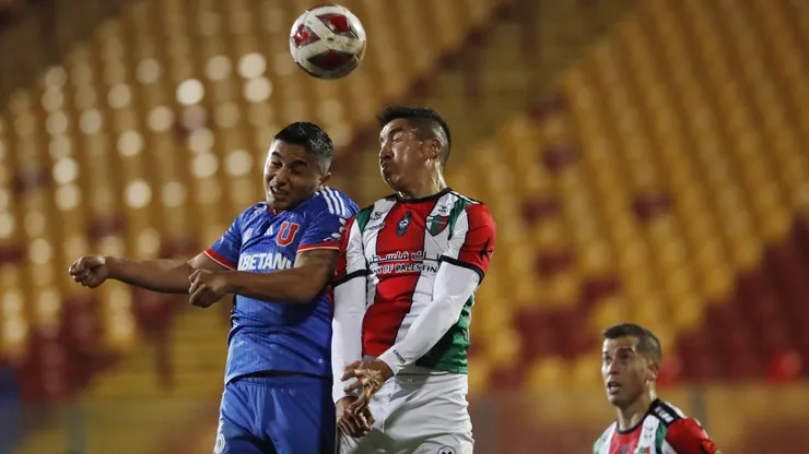 Cristián Suárez le gana un balón aéreo a Nicolás Guerra: Palestino venció a la U sobre la hora.