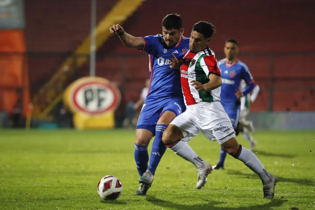 Luis Casanova lucha un balón con Maximiliano Salas en el duelo entre la U y Palestino. (Felipe Zanca/Photosport).