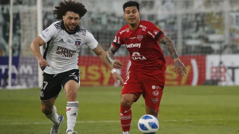 Patricio Rubio disputa una pelota con Maxi Falcón