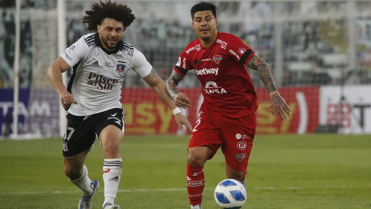 Patricio Rubio disputa una pelota con Maxi Falcón