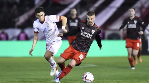 Guillermo Soto en acción ante Lucas Beltrán, centrodelantero de River Plate.
