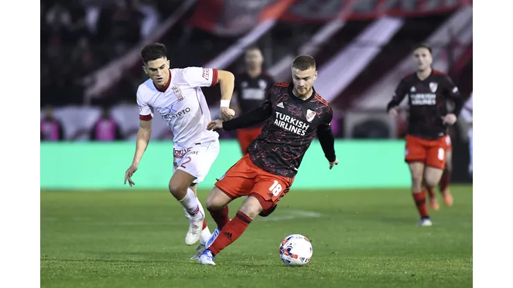 Guillermo Soto en acción ante Lucas Beltrán, centrodelantero de River Plate.
