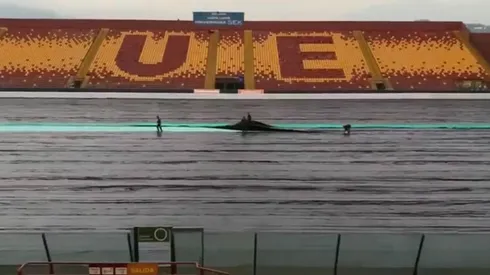 El viernes la cancha fue cuidada con una carpeta.