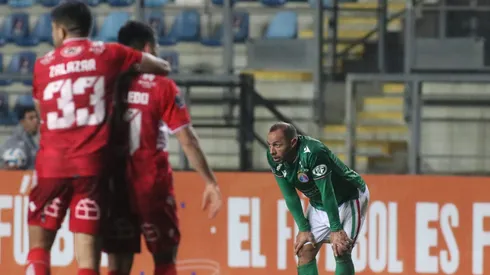 Marcelo Díaz no pudo prevalecer en la pelota dividida que terminó con un pase filtrado y el gol de Ñublense.