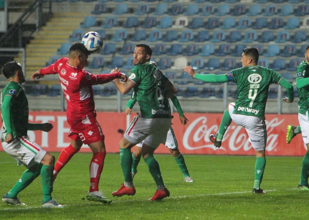 Rafael Caroca en una disputa de un balón detenido: Ñublense venció al Audax Italiano y avanzó en la Copa Sidamericana. (Jorge Loyola/Photosport).