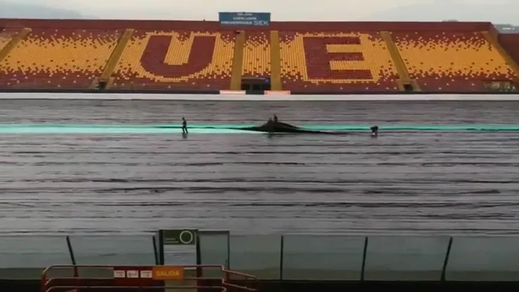 La carpeta que cuida la cancha de Santa Laura.