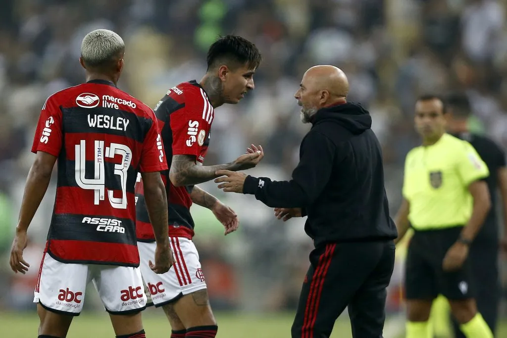 Jorge Sampaoli conversa con Erick Pulgar en Flamengo. El antofagastino ha tenido un buen rendimiento con el casildense. (Wagner Meier/Getty Images).