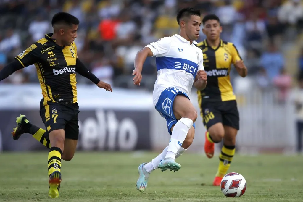 Alexander Aravena conduce el balón ante el asedio de Sebastián Galani. Coquimbo Unido venció a la UC en la primera rueda del Campeonato Nacional 2023. (Andrés Piña/Photosport).