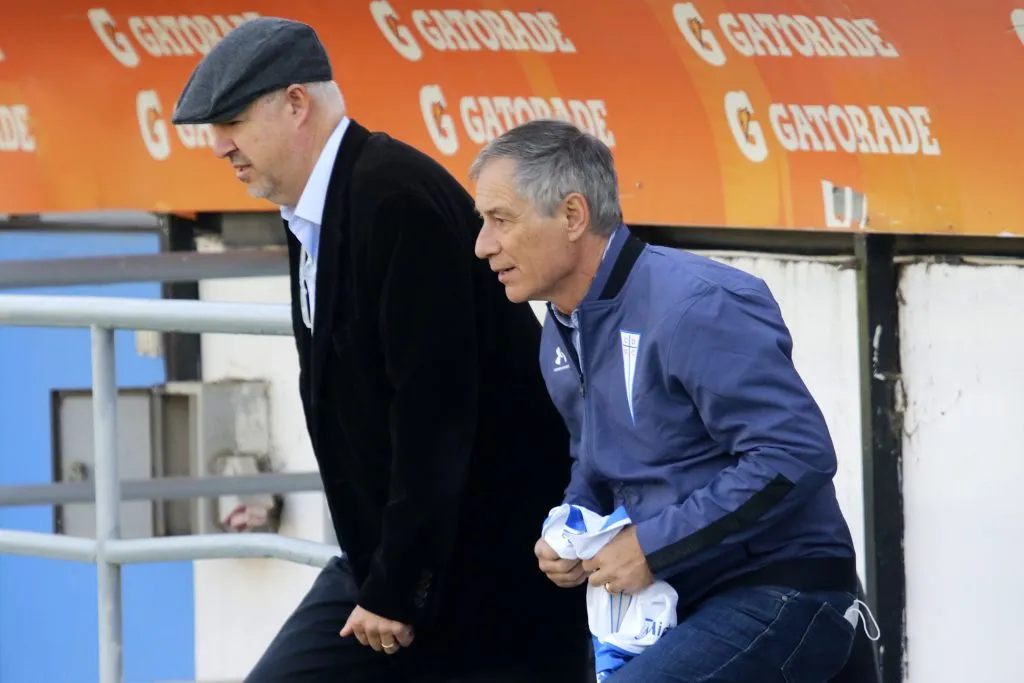 Ariel Holan y Juan Tagle en el inicio del segundo ciclo del argentino como DT de la UC. (Javier Salvo/Photosport).