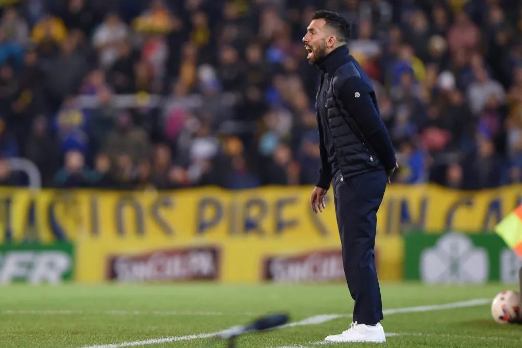 Carlos Tévez dirigió por en 24 partidos a Rosario Central, con seis triunfos, once empates y siete derrotas. ¿Son suficientes estos números para ser candidato en Universidad Católica? | Foto: Getty Images.