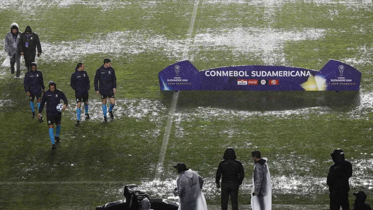 La inundada cancha de Concepción: suspendido.