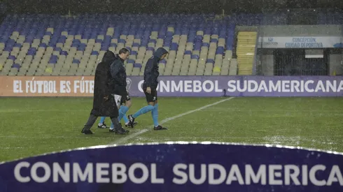 La inundada cancha de Concepción: suspendido.