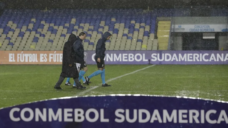 La inundada cancha de Concepción: suspendido.