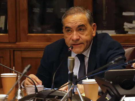 Senador Fidel Espinoza pide la renuncia del Ministro Jackson por Twitter