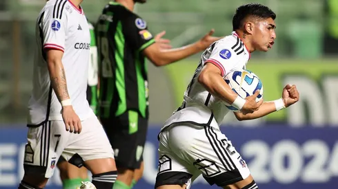 Jordhy está en el podio con Alexis Sánchez